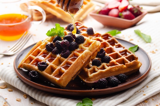 Gaufres belges croustillantes maison servies avec mûres et miel