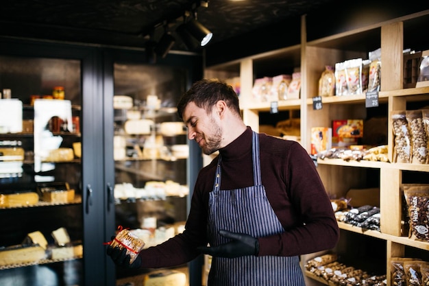 Gaufres belges cuites au four cannelées rondes Le pâtissier tient les gaufres dans sa main