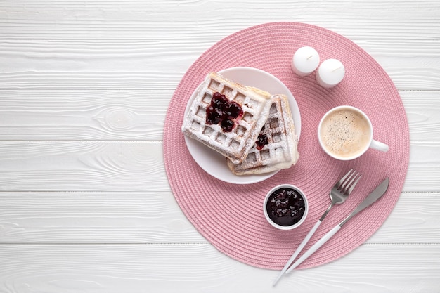 Gaufres belges et latte sur une table en bois blanche Vue de dessus Fond de nourriture et de boisson Dessert au café au petit-déjeuner le matin Conception à plat Copier l'espace pour le texte