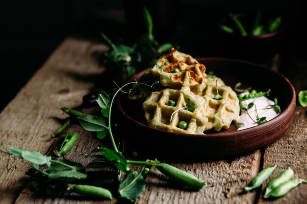 Gaufres belges avec sauce et petits pois