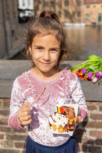 Les gaufres belges sont mangées par les enfants dans la rue Mise au point sélective