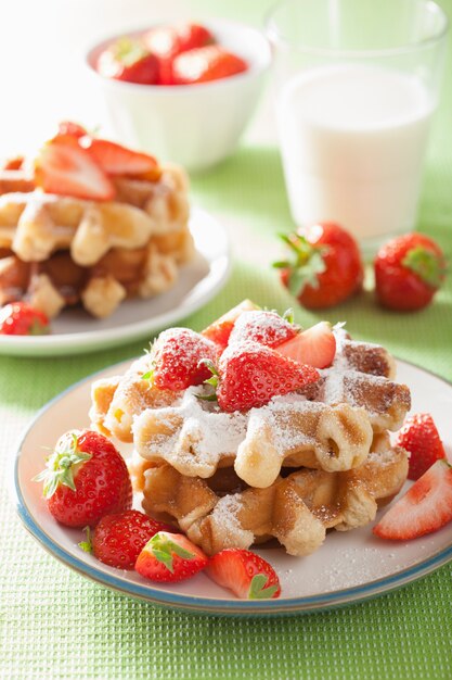 Gaufres belges avec sucre glace et fraise