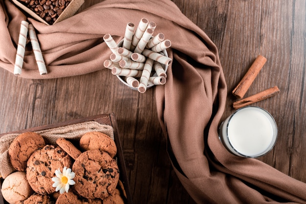 Des gaufres, des biscuits et un verre de lait