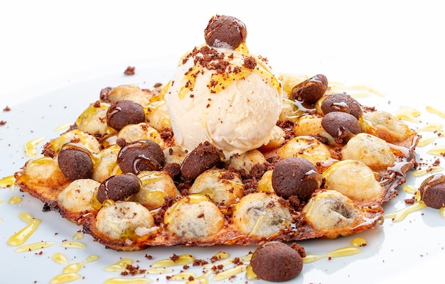 Gaufres à bulles avec crème glacée et biscuits aux pépites de chocolat sur fond blanc