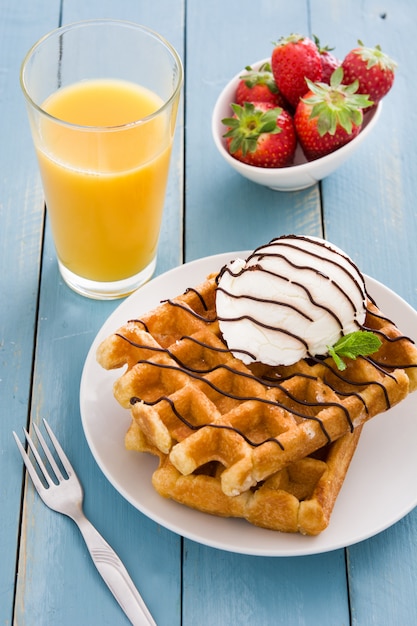 Gaufres à la crème glacée sur une table en bois bleue