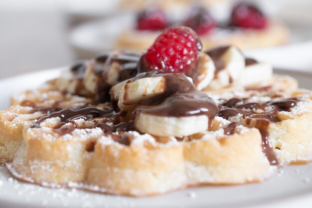 Gaufres dessert aux framboises et bananes