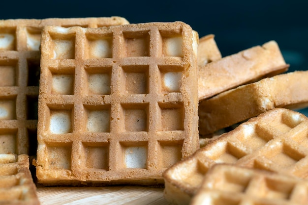 Gaufres douces carrées sur la table