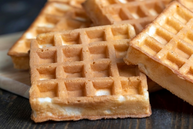 Gaufres douces carrées sur la table