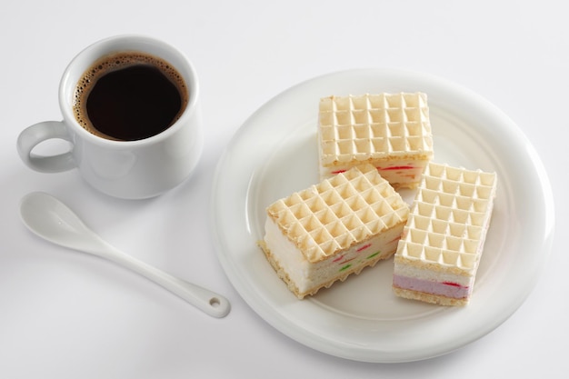 Des gaufres avec du marshmallow et du café.