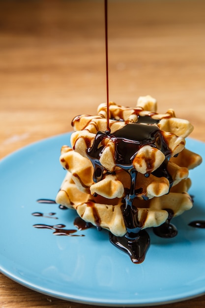 Photo des gaufres faites maison saupoudrent de chocolat