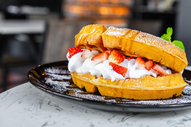 Gaufres à la fraise et glace à la vanille