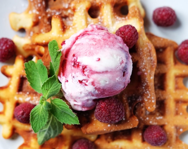 Gaufres avec glace à la framboise et framboises fraîches décorent