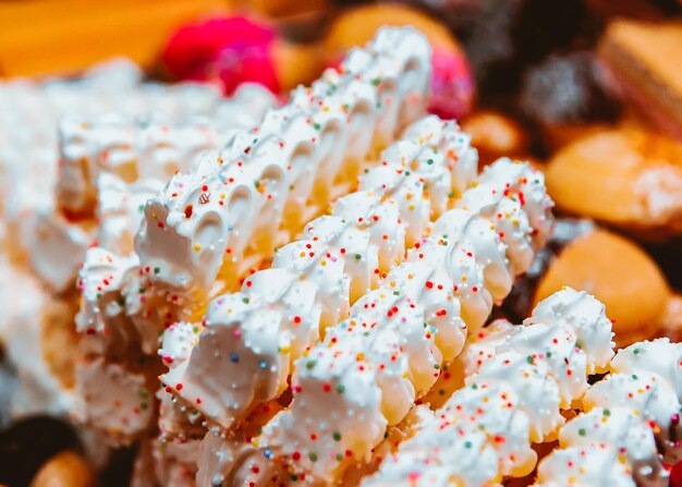 Gaufres glacées sucrées sur le marché de Noël de Vilnius, Lituanie. Pendant l'Avent