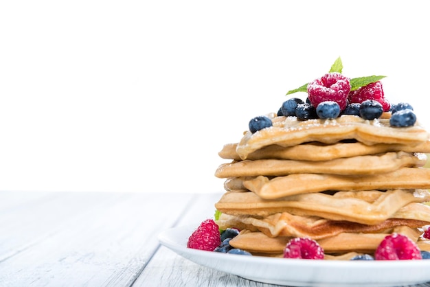 Gaufres maison avec un mélange de petits fruits fond blanc