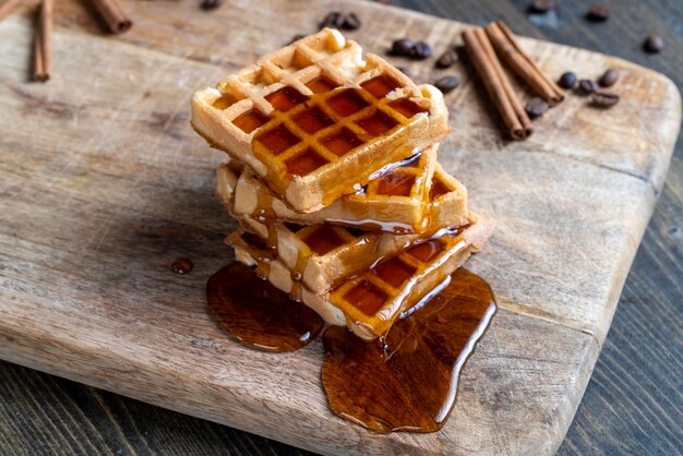 Gaufres moelleuses au miel d'abeille naturel sur un plateau de service