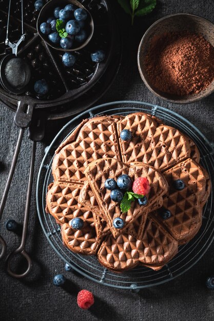 Gaufres noires délicieuses et sucrées à base de cacao et de fruits