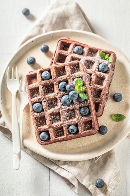 Gaufres noires faites maison et savoureuses avec des baies fraîches