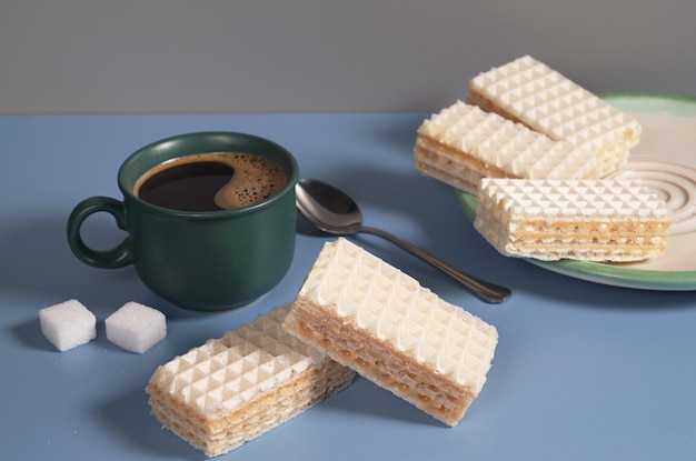 Gaufres et tasse de café chaud pour le petit déjeuner sur la table