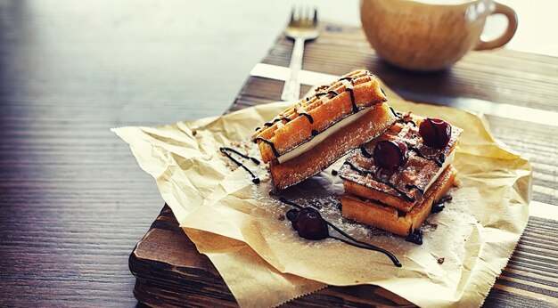 Gaufres viennoises fourrées. Table basse. Un ensemble de biscuits parfumés pour le petit déjeuner pour les vacances.