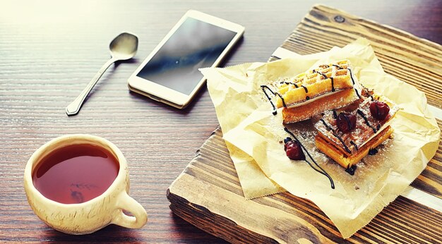 Gaufres viennoises fourrées. Table basse. Un ensemble de biscuits parfumés pour le petit déjeuner pour les vacances.