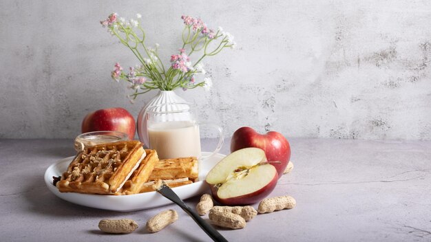 Gaufres viennoises à la pâte de cacahuète et pomme rouge