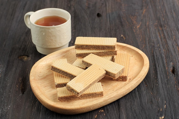 Gaufrette au chocolat sur plaque de bois