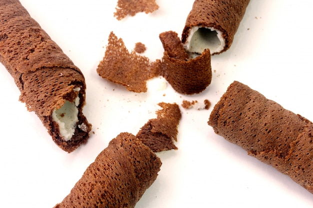 Gaufrette au chocolat roule des bâtonnets de biscuit isolé sur fond blanc