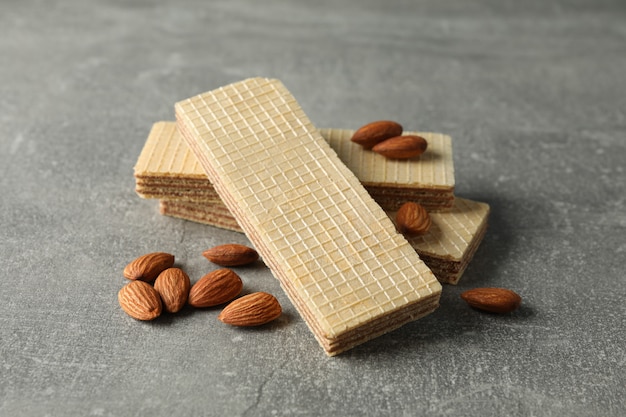 Gaufrettes et amandes sur fond gris