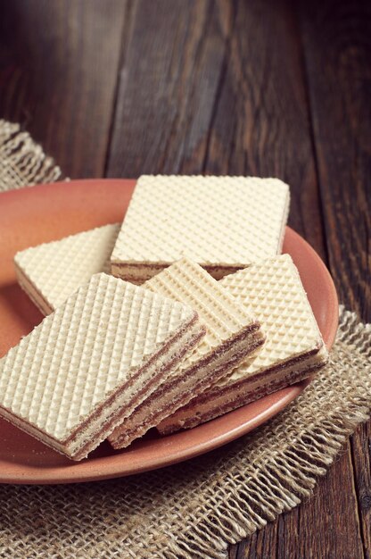 Gaufrettes au chocolat sur table en bois foncé