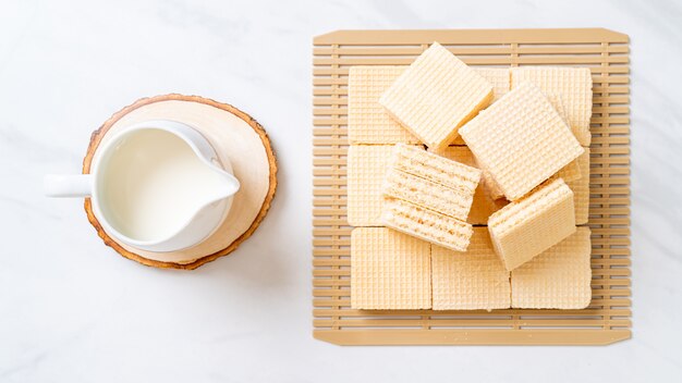 gaufrettes à la crème de lait avec pot de lait