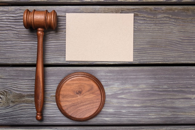 Gavel avec bloc sonore et papier vierge pour l'espace de copie. Vue de dessus à plat. Marteau de juge en bois marron.