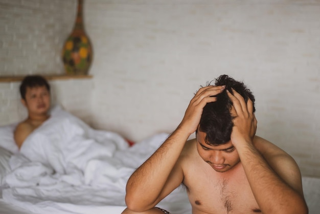 Photo des gays en colère au lit à la maison.