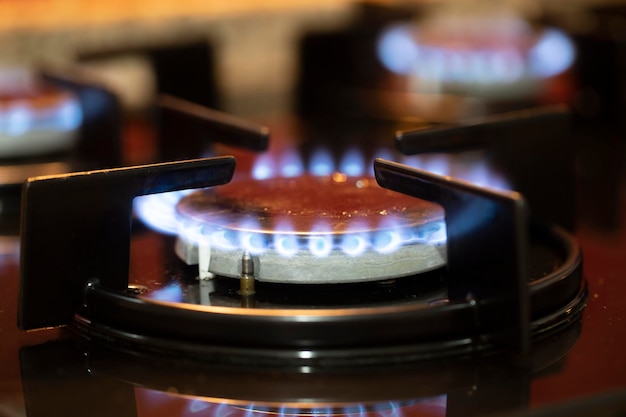 Photo le gaz brûle dans le brûleur d'un poêle de cuisine