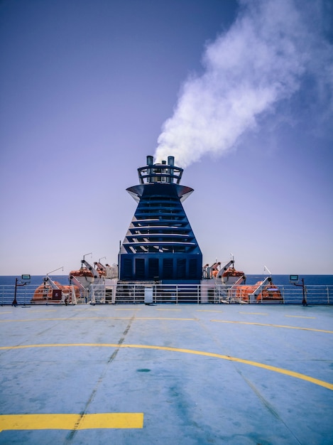 Gaz d'échappement du ferry lors d'un voyage en mer