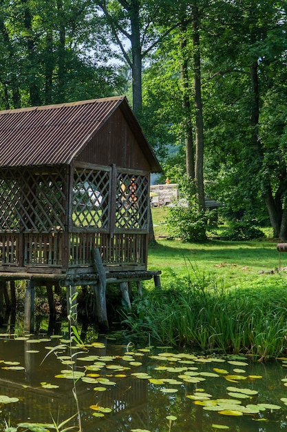 Gazebo en bois au bord de l'eau pour les loisirs de plein air Un endroit pour des vacances en famille loin de l'agitation de la ville Voyages touristiques à la campagne