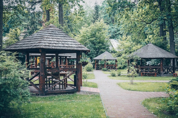 Gazebo en bois debout sur le territoire à proximité du domaine