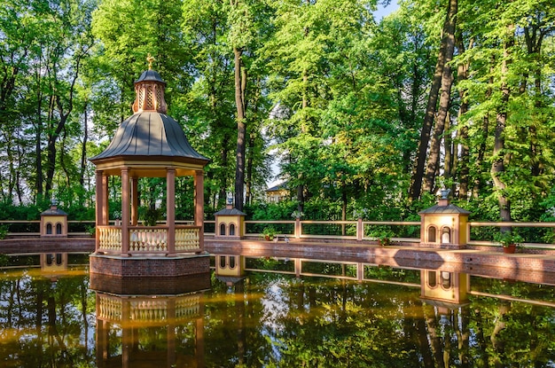 Gazebo en bois sur un étang dans le parc.