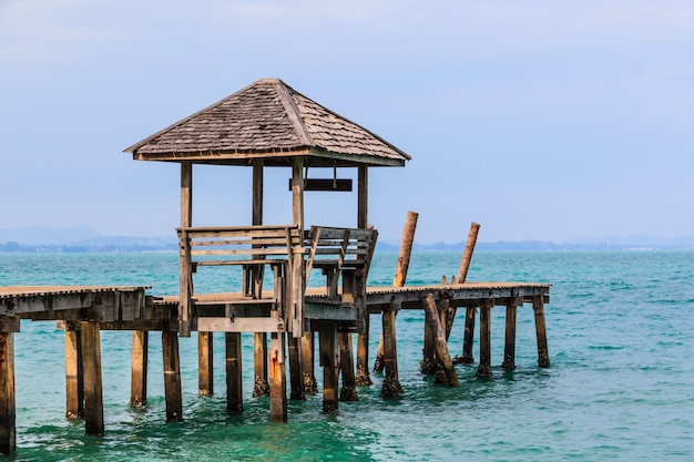 Gazebo et bois jatty dans l&#39;île de Samet en Thaïlande