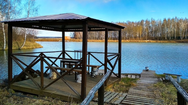 LE gazebo en bois sur le lac