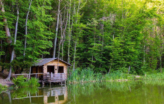 Gazebo en bois sur la rive d'un lac de forêt de montagne sur la route du mont AI-Petri, Crimée.