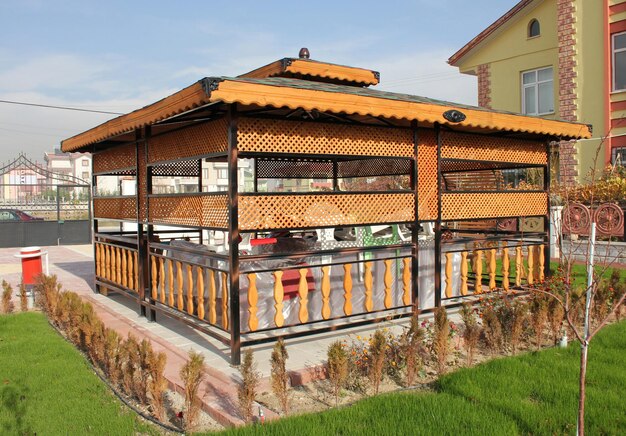 Gazebo dans la cour de la maison