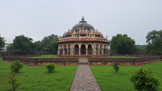 Photo gazebo dans le parc contre un ciel dégagé