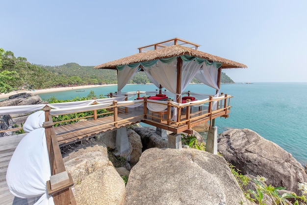 Gazebo de massage surplombant la mer Salle de massage spa sur la plage de l'île de Koh Phangan en Thaïlande