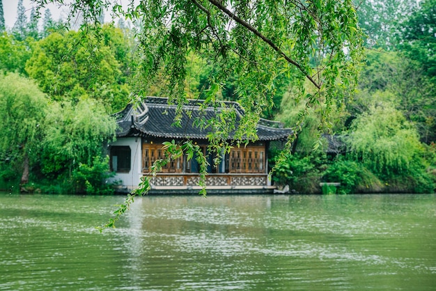 Gazebo par le mince lac ouest au parc