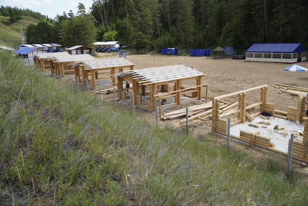 Gazebos en bois en construction sur la plage de sable de la Volga Oulianovsk Russie