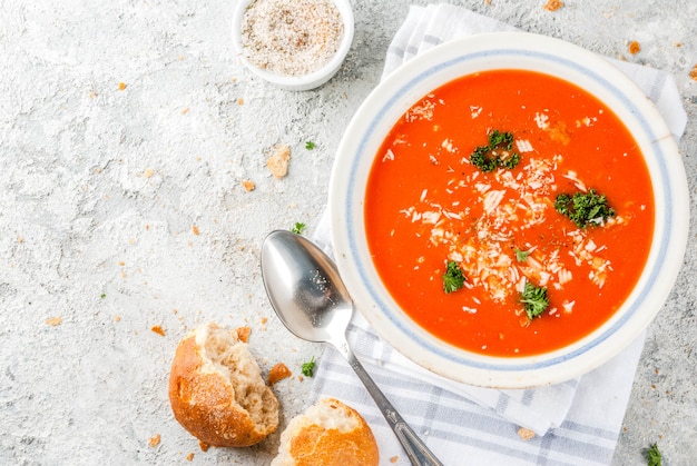 Gazpacho dans un bol blanc