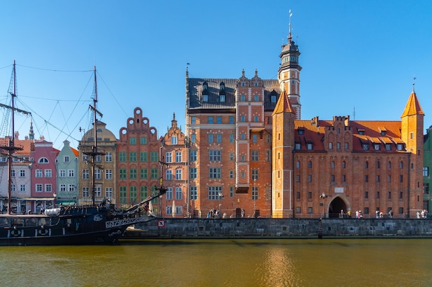Gdansk Pologne 11 mars 2022 Belle vieille ville de Gdansk à la rivière Motlawa