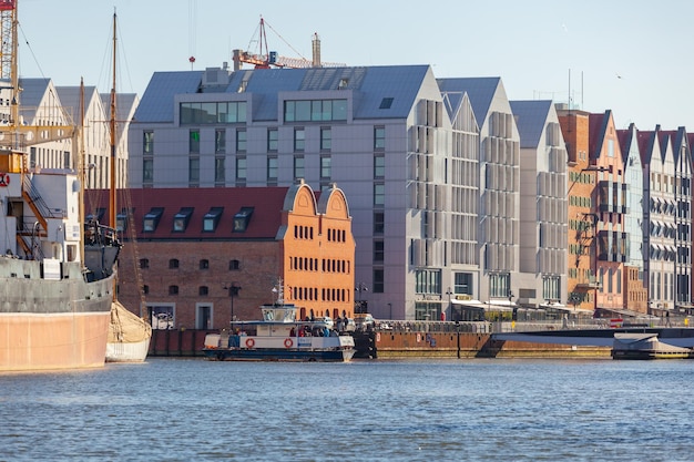 Gdansk Pologne 11 mars 2022 vue sur la ville et la rivière Motlawa avec des bâtiments sur le remblai