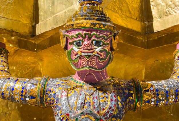 Photo géant au temple du bouddha d'émeraude, bangkok, thaïlande