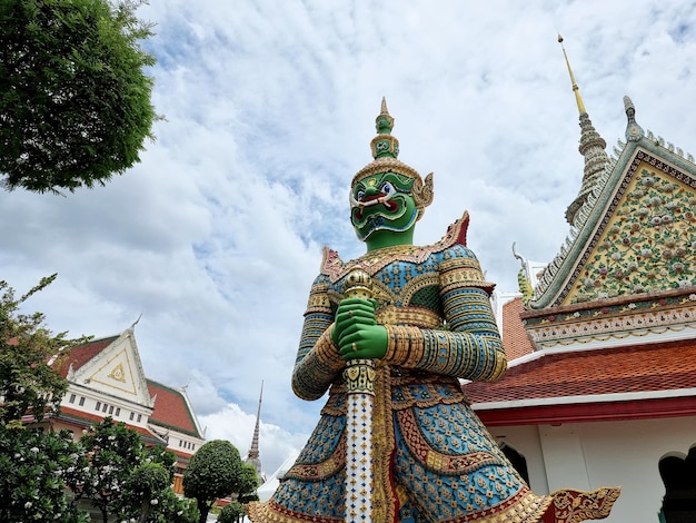 Le géant Thotsakan gardant la porte est de la chapelle principale du temple Wat Arun à Bangkok